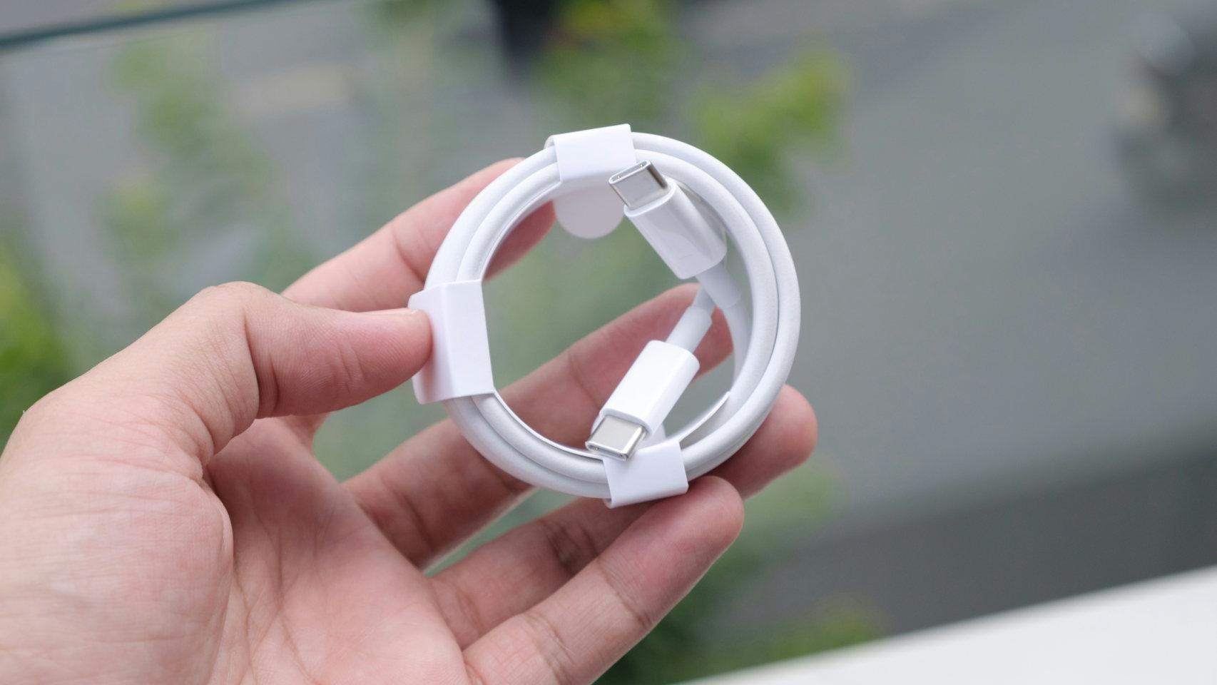 después del cargador, ahora toca decir adiós al cable usb: la nueva tendencia de las marcas te va a costar mucho dinero