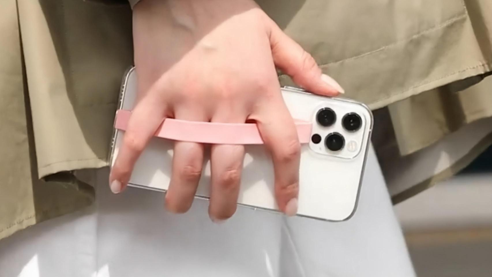 esta curiosa cinta es uno de los mejores accesorios que puedes comprar para que nunca se te caiga el móvil