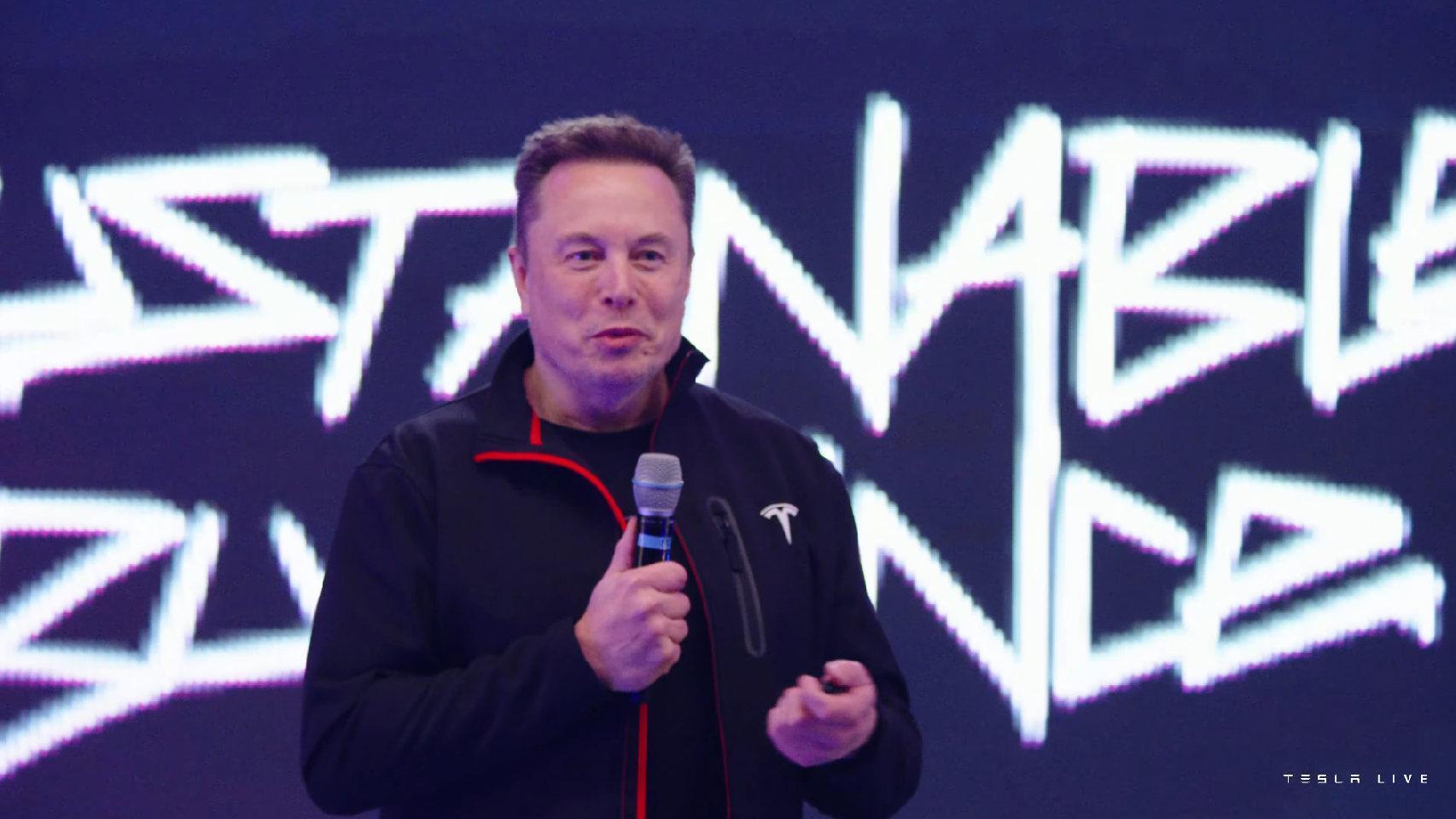 conducir y usar el móvil al mismo tiempo es ilegal, pero a elon musk le da igual: así puede acabar con android auto