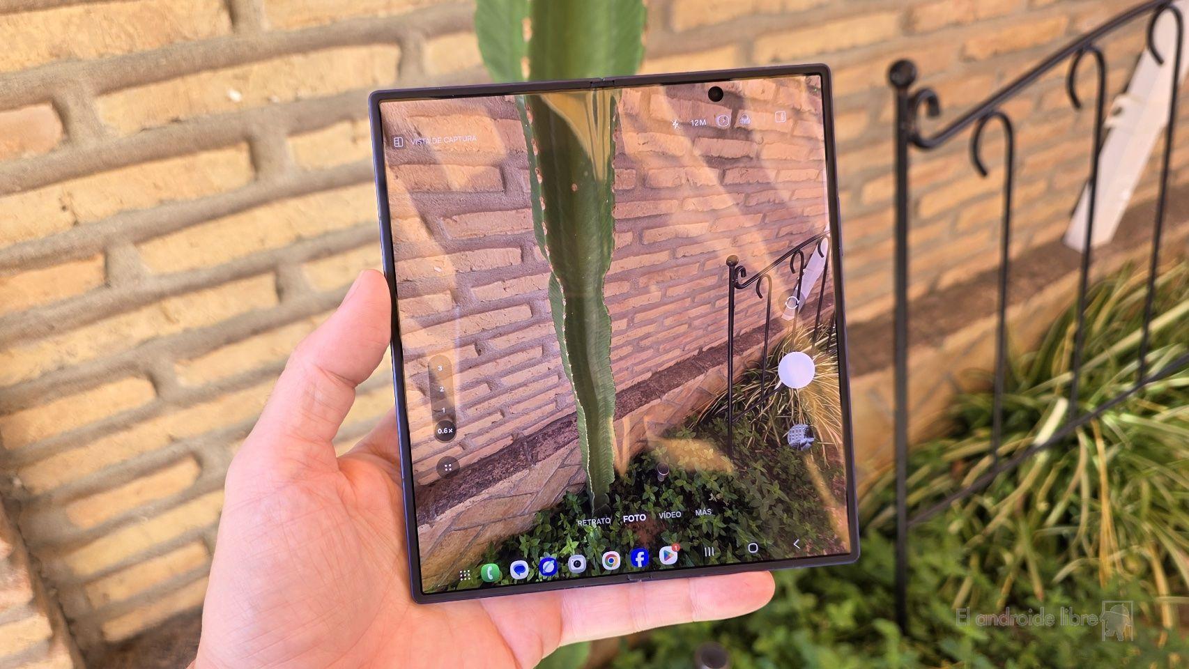 el galaxy z fold 7 ha sido tal éxito que ha catapultado a samsung como líder de ventas en teléfonos plegables