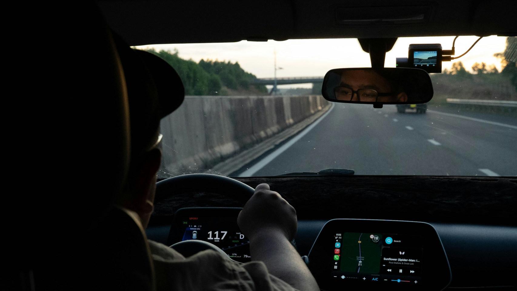 adiós a las pantallas táctiles en los coches: un estudio por fin demuestra lo peligrosas que son para los conductores