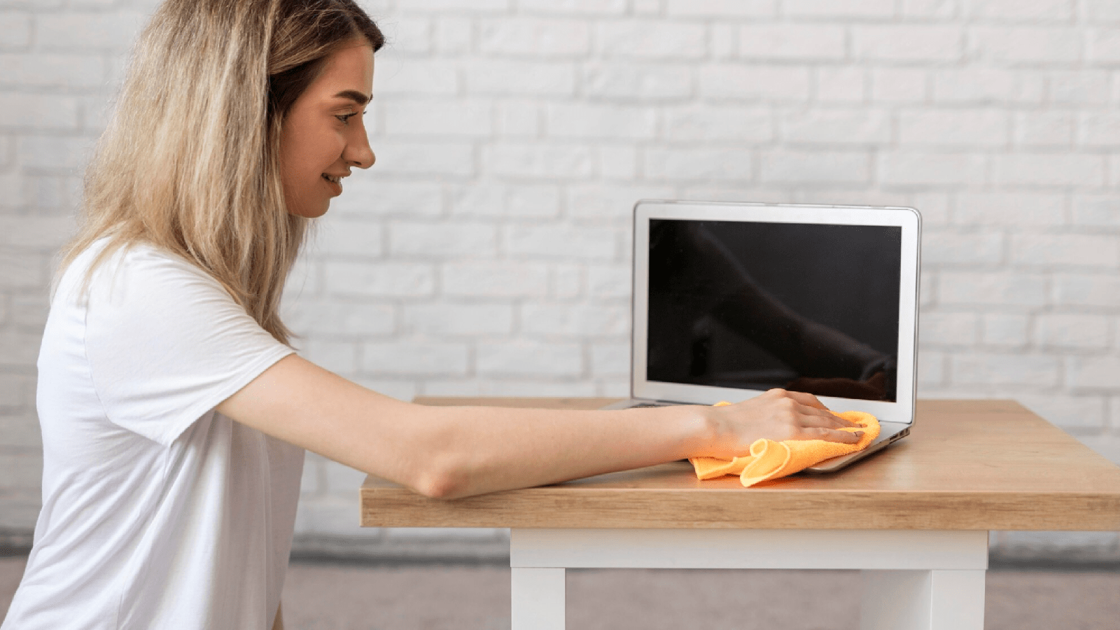 ¿limpias la pantalla de tu ordenador así? podrías estar estropeándola sin saberlo