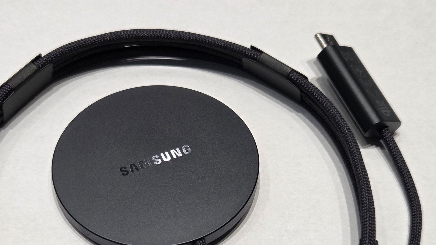 la carga de los móviles galaxy cambia para siempre: el nuevo cargador inalámbrico al estilo apple se filtra en fotos