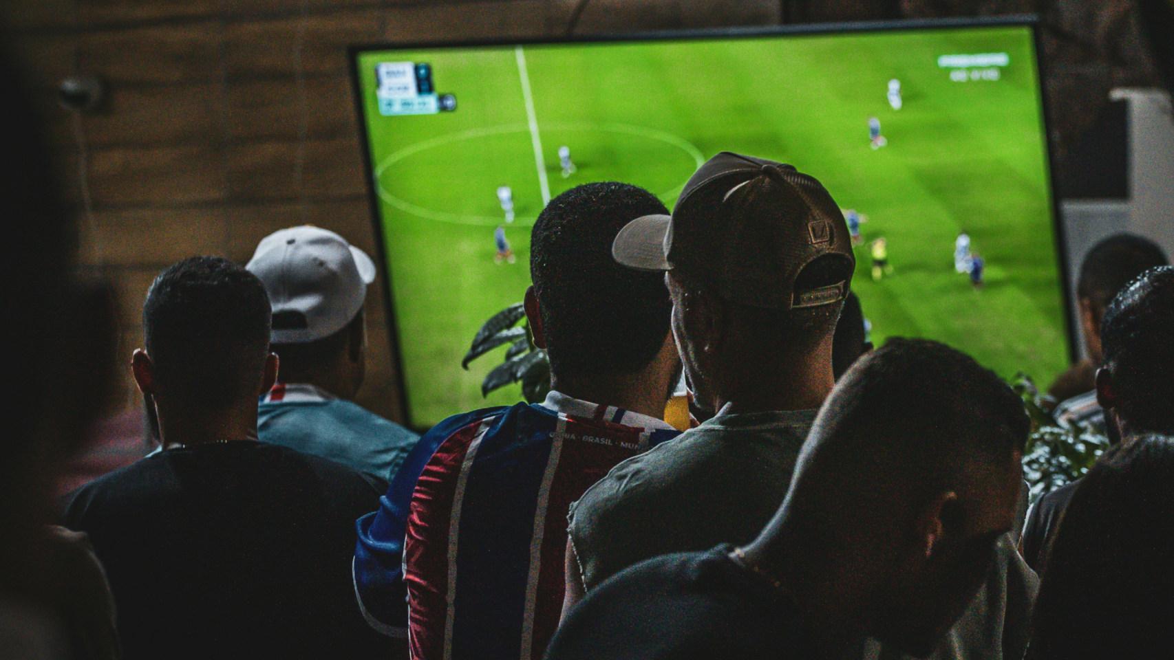 LaLiga ofrece 50 euros por chivarse del bar de la esquina y responden con memes: "me sale un año gratis de IPTV" laliga ofrece 50 euros por chivarse del bar de la esquina y responden con memes: "me sale un año gratis de iptv"