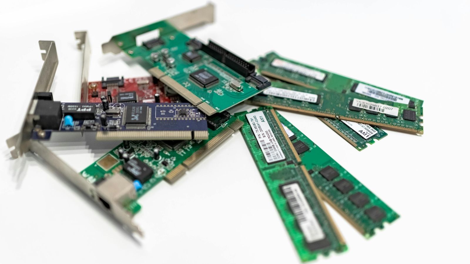 no tires tu pc viejo: el precio de la memoria ram antigua está subiendo y esto es lo que vale la tuya